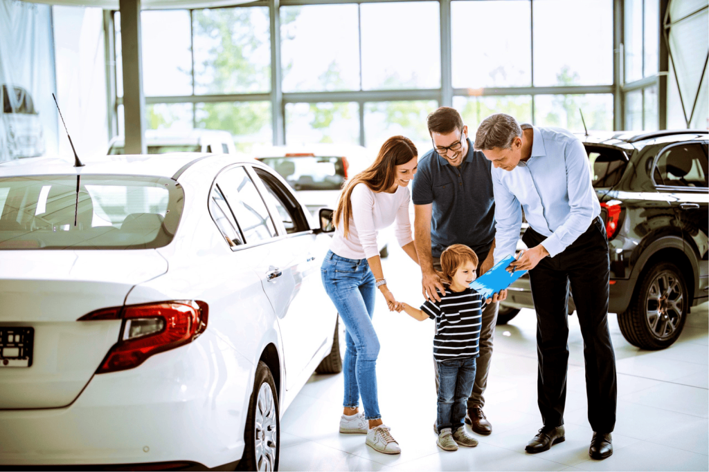 Ouders die moeten kiezen tussen verschillende elektrische auto's.