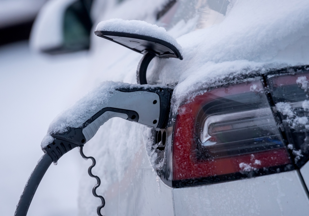 Tesla met bevroren laadkabel tijdens de winter